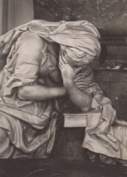 Truchlící žena v Chrámu sv. Jakuba